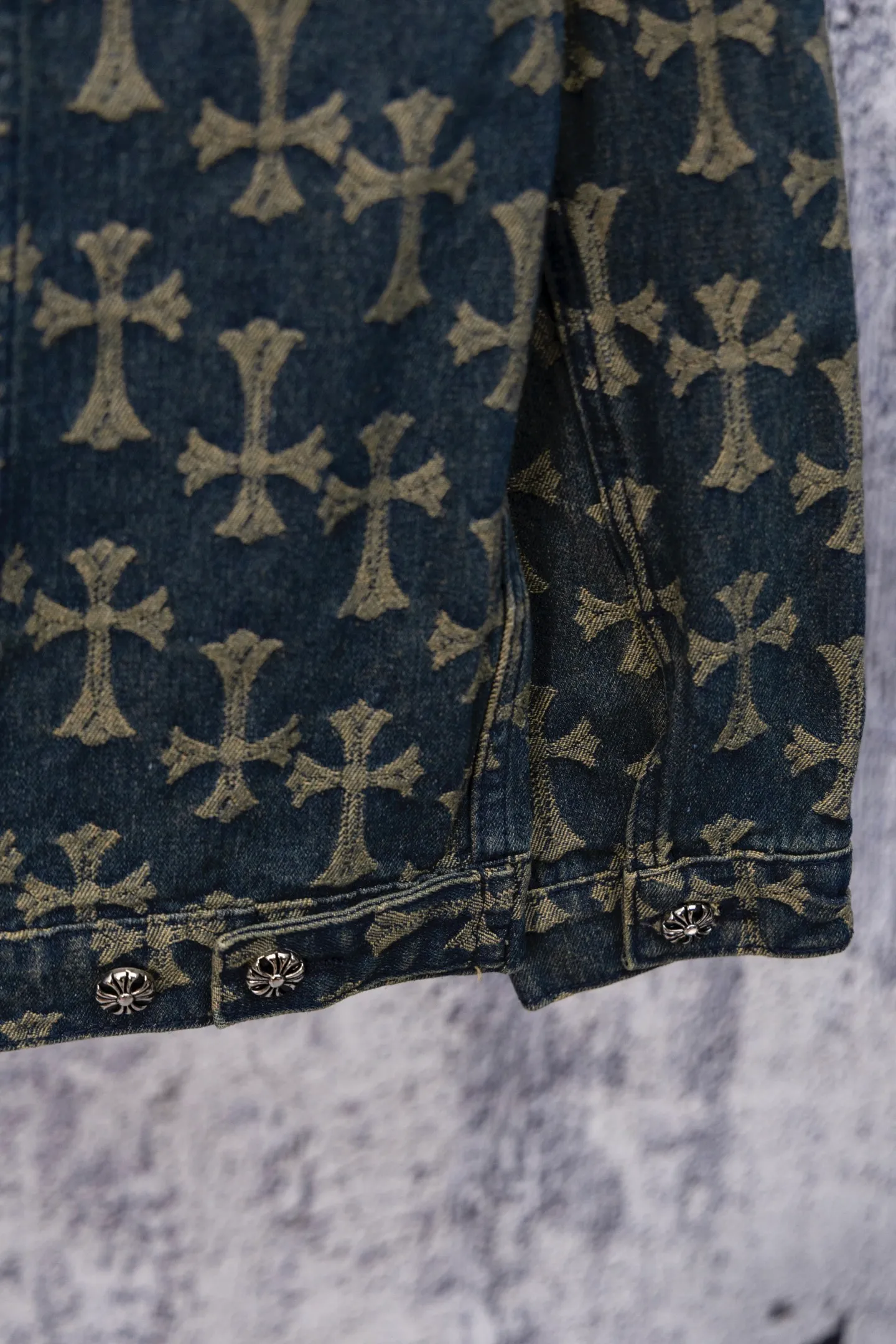 P240 Chrome Hearts CH Chrome Hearts double-sided all-over LOGO jacquard dark pattern heavy-duty denim jacket jeans denim suit same style as the Internet celebrity star's cross-printed denim jacket jeans, the unique cross design element plus all-over printing, full of design sense. It is made of 100% denim cotton fabric with heavy coarse yarn count, which ensures a stiff and tough silhouette while being soft, comfortable and breathable. The lapel is designed with silver buttons and is full of texture. The classic white cross logo is all over the dress, making it a perfect versatile style for spring and summer! Customized jacquard fabric, you can wear it in various styles. This gender-neutral shirt is a must-have for nightclubs. It can be worn as a jacket for both men and women. It can be easily worn by both men and women! The original loose version is made of high-quality pure cotton fabrics. The fabric pattern is high-definition and delicate without burrs. It is comfortable and breathable to wear. All the buttons are molded and customized. It is casual and fashionable and can be matched with any bottoms. It can be windproof and sunproof in spring and summer. It can be worn outside in autumn and winter! Easily concave shape makes you look slimmer and taller, perfect for both men and women! Color: Black Blue Size: Jacket S-XL Pants 28-36